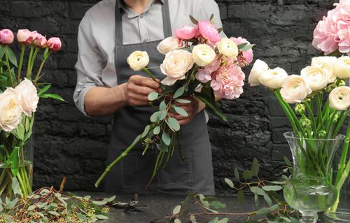 florist-creating-bouquet