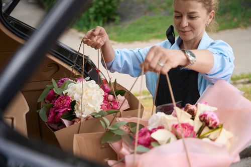 florist-delivering-flowers